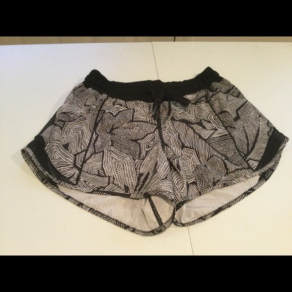 Lululemon Hotty Hot Long Dottie Tribe Black White Shorts. Size 4 - Picture 2 of 6